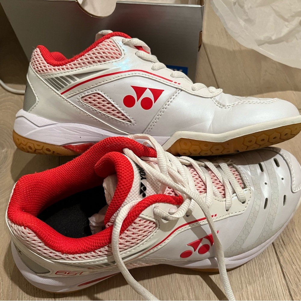 Yonex White and Red badminton Shoes size 6